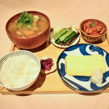 豚汁付きだし巻き卵とおばんざい弁当