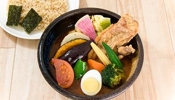 塩ザンギとたっぷり野菜のスープカレーFried chicken and vegetable soup curry