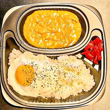 蕎麦屋の和風カレーライス/目玉焼き