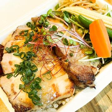 塩麹の炙り豚丼 ～ねぎ塩仕立て～