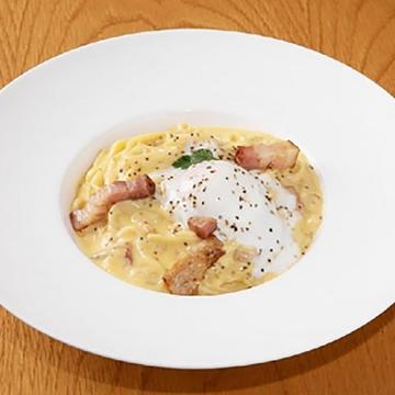 ベーコンと温泉たまごの濃厚カルボナーラ