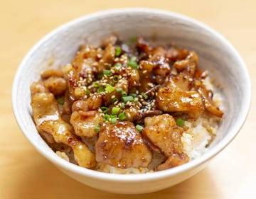 牛ホルモン丼 スタミナニンニク味