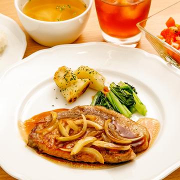 焼きたてのシンプルな美味しさ。チキンorポークソテーセットDaily sauted pork or sauted chicken set