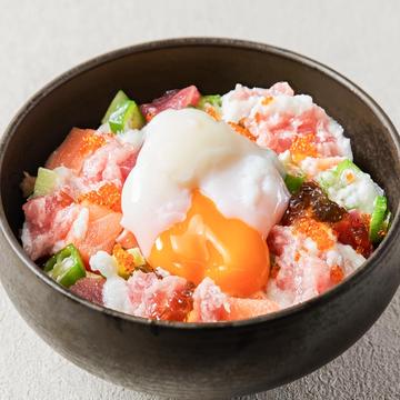 W1|[禁断の食べラー]温玉ネバとろ海鮮丼 Healthy variety bowl with crispy chili oil