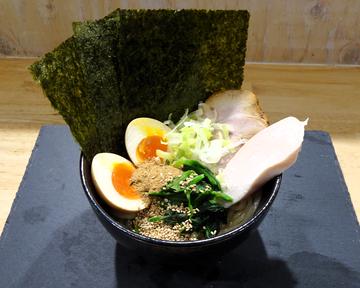 特製濃厚まぜそば(豚叉焼1枚、鶏叉焼1枚、和だし味玉、焼海苔3枚、ほうれん草、薬味葱、白ゴマ)