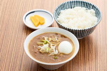 もつ煮込弁当 (カレー味)半熟玉子付