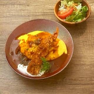 ふわとろオムライスのエビフライのっけ