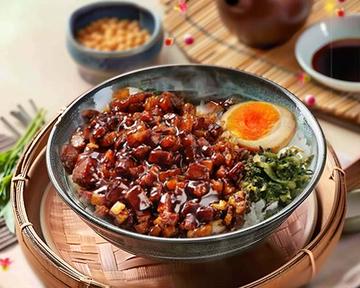 特製ルーローハン+麻辣ホルモン乗せ(辛さ注意！！) (台湾風角煮丼) Braised Rice with Pork and Soy Sauce