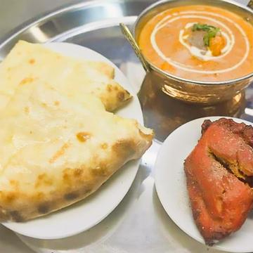 チーズナンセットCheese nan set 1 チキンカレー、チーズナン、チキンティッカ1P、サラダ,ラッシ1
