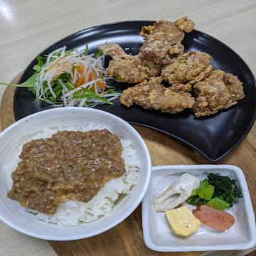 肉みそご飯の鶏モモ唐揚げ定食