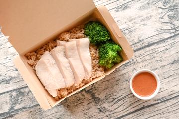 【たんぱく質29.5g】和風ゆで鶏くん(鶏胸肉)の玄米丼 【Protein 29.5g】 Wafu Chicken-Kun and Brown Rice