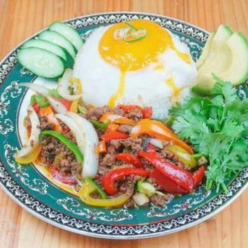 アボカド＆パクチーのせガパオライス Gapao Rice with Avocado