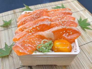 サーモンの熟成漬け丼(ネタ倍盛り) Aged marinated salmon rice bowl (double topping)