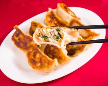 手作り焼き餃子 Homemade Pan-Fried Dumplings