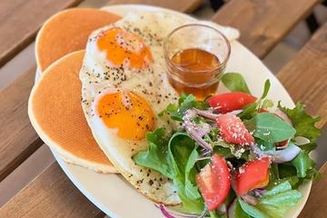 FRIEDEGGS＆TOMATOSALAD フライドエッグサラダパンケーキ
