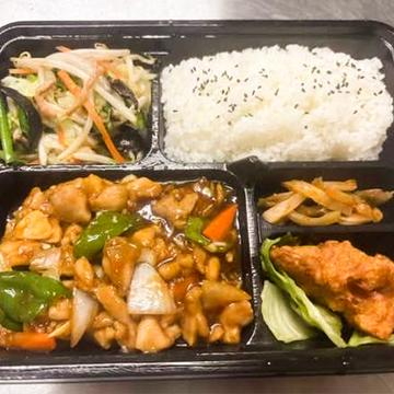 二種(鶏肉炒め、野菜炒め)おやつ楽しめる弁当