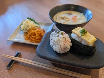 おにぎりと豚汁