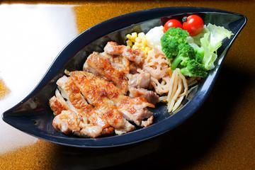 チキンステーキ定食(250g以上、サラダ、ご飯付)