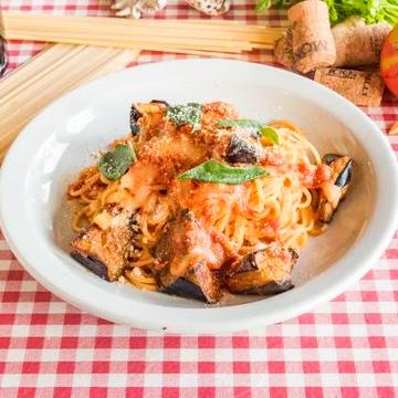 ナスとバジルとモッツァレラのトマトソーススパゲッティ