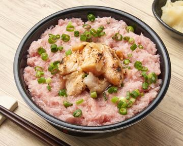 ねぎとろ焦がしバター醤油サーモン丼(12)