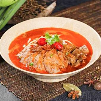唐辛子四川漬牛肉ヌードル(泡椒牛肉粉)