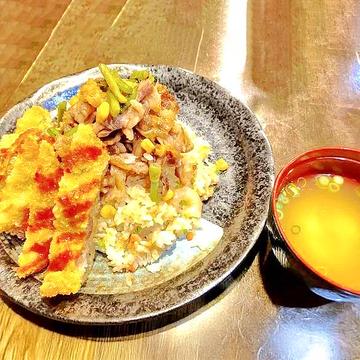 焼肉ピラフ(豚カルビ) (トンカツ、味噌汁付き)