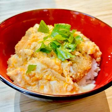 コロッケ丼 (卵とじ)