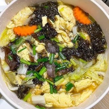 トムヤム サイタン(豚レバー入りスパイシースープ)
