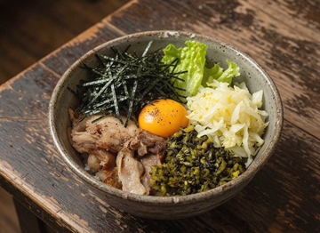 塩豚高菜まぜそば卵黄のせ(葉物野菜・海苔・卵黄など)