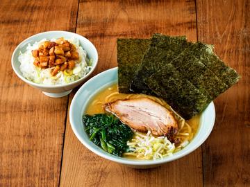 ラーメン・肉飯セット(チャーシュー1枚・薬味ネギ・ホウレン草・ノリ3枚・肉飯)
