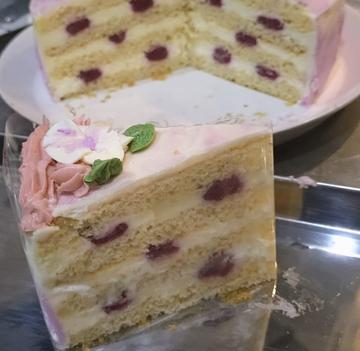ミルクメイド 練乳ケーキベリーコンフィ添え Milkmade condensed milk cake with berry confit
