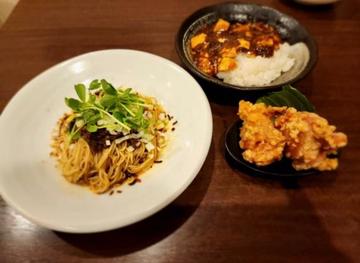 汁無し担々麺と唐揚げとミニ麻婆飯