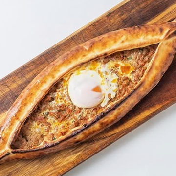 挽肉と卵のピザ Kiymali Yumurtali Pide