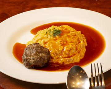 【当店人気コンビ】ふわとろデミオムライス×旨みくじらハンバーグ