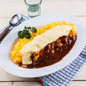チキンたっぷりチーズデミソースオムライス