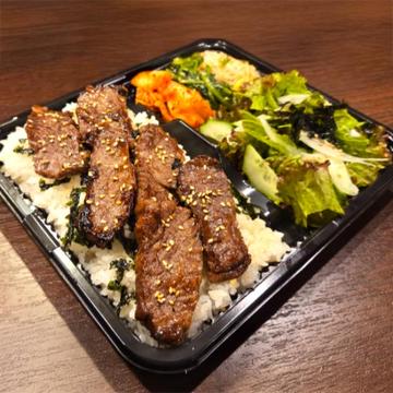国産牛 上カルビボリューム弁当 キムチ ナムル サラダ付