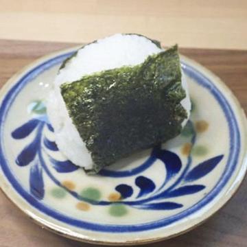 大きいおにぎり梅干し