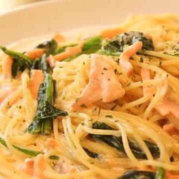 サーモンとほうれん草のクリームパスタ