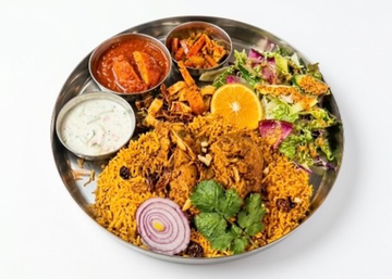 チキンビリヤニ(チキンカレー、ライタ、スリランカのおかず、無農薬野菜のサラダ、チキンビリヤニ、フライドエッグ)