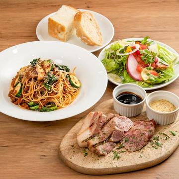 コンプリートディナーセット(前菜、家製パン、パスタ、豚肩ロースのグリル)