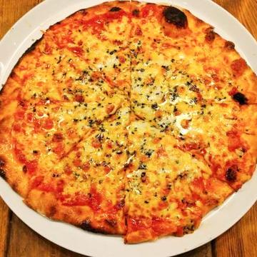 4種のチーズとバジルのピザ