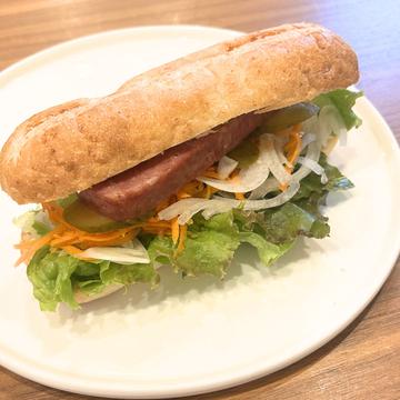厚切りボロニアソーセージのサンドイッチ