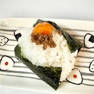 国産牛そぼろ卵黄醤油漬けおにぎり   Minced beef egg yolk pickled in soy sauce