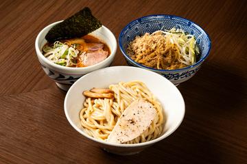 辛つけめん(三種チャーシュー入り)とパスタ和え麺セット