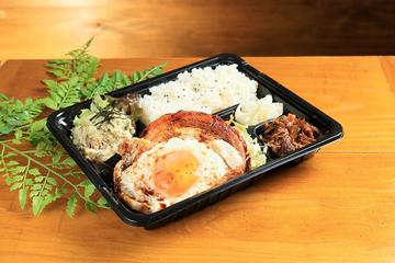 厚切りチャーシューエッグとおばんざい弁当