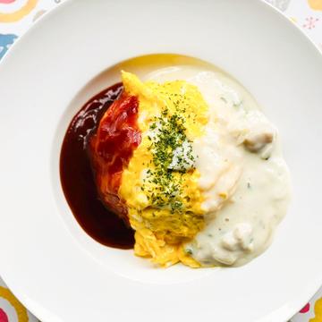 フワトロタマゴのオムライス～特製ソース+チキンとキノコのクリームソース～