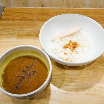 魚介豚骨チキンカレー(フライドオニオン、しっとり国産鶏胸肉1枚)