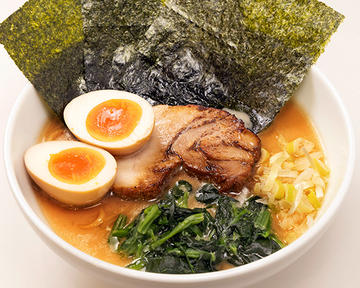 味玉クリーミー醤油豚骨麺(薬味ネギ、のり3枚、豚叉焼1枚、ほうれん草、味玉)