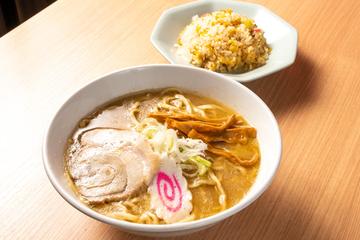 ラーメン半チャーハンセット