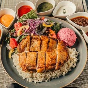 サラダライスでグリルチキンオーバーライス(グリルしたもも肉150g)※カリフラワーライス使用